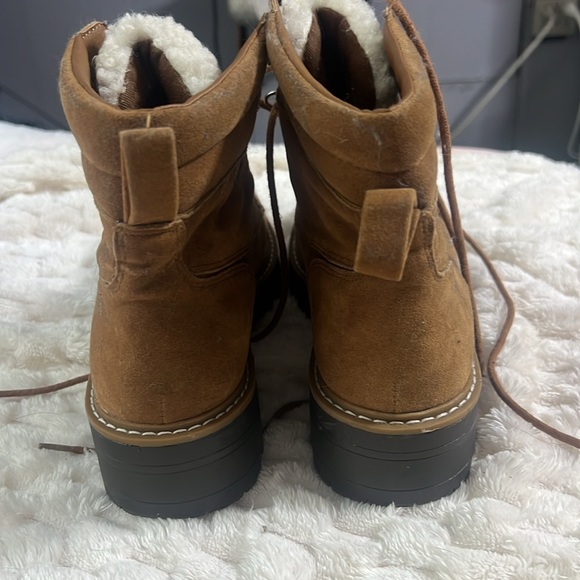 Boots size 9 - Picture 3 of 4